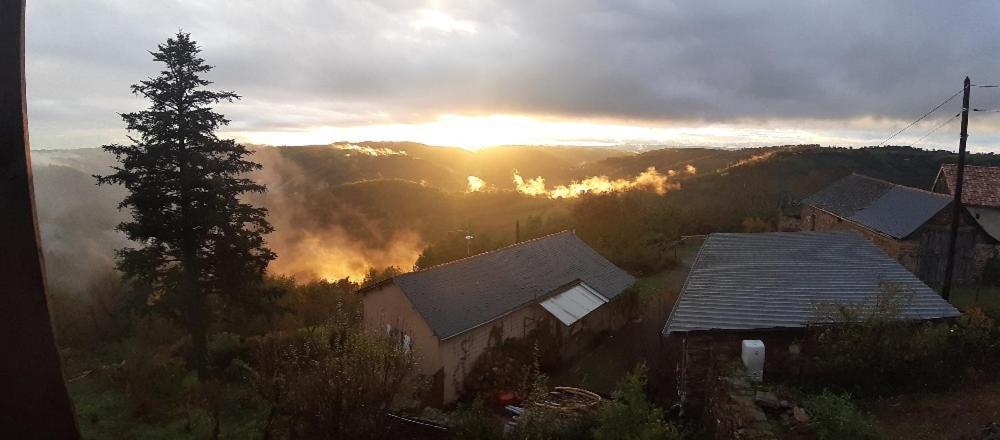 Louradou-Sur-Ciel Bed & Breakfast Jouqueviel Exterior photo